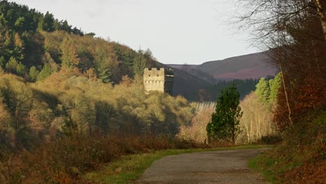 vistas de las famosas presas de piedra howden y derwent, utilizadas en la filmación de la película dam busters