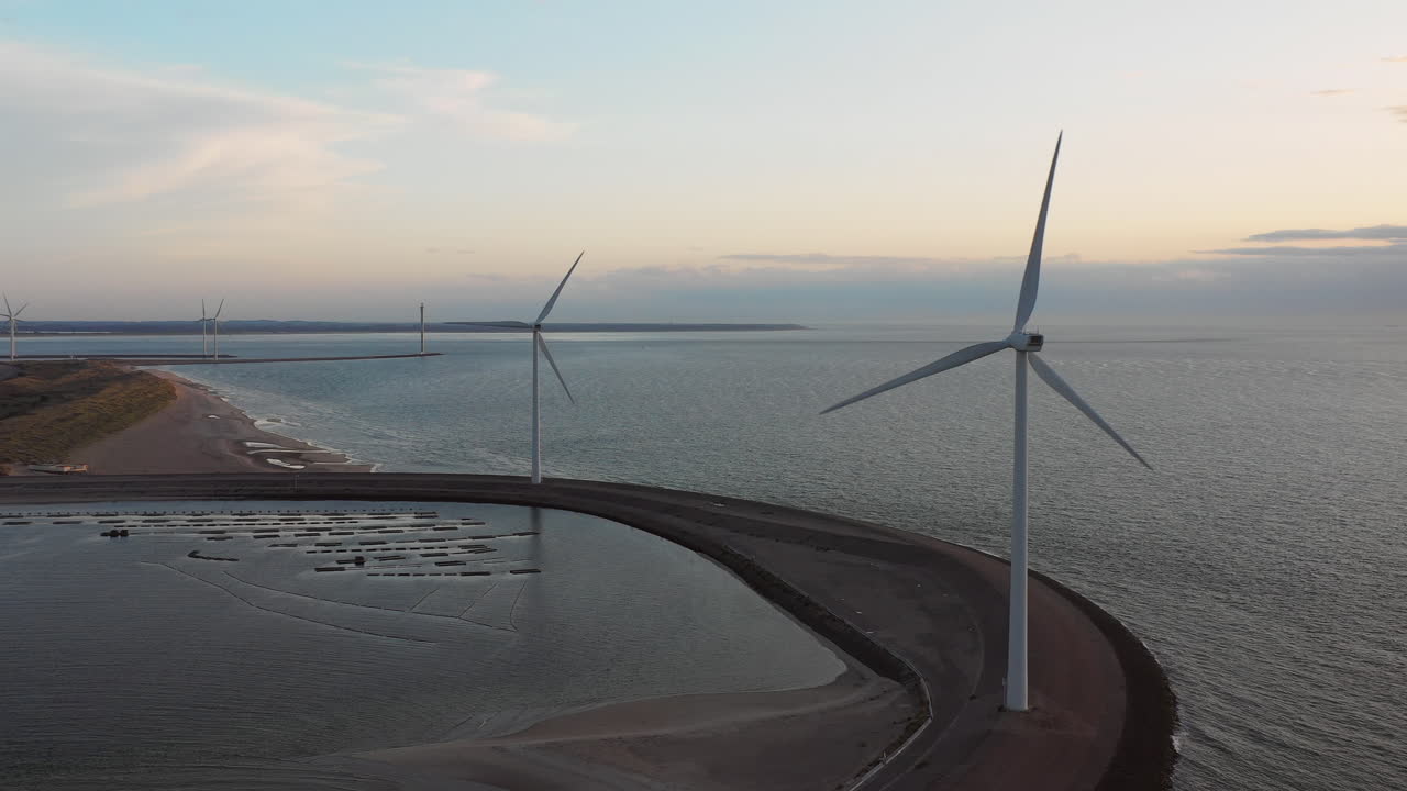 네덜란드 닐체 잔스 섬의 일몰 동안 풍력 터빈과 양식업