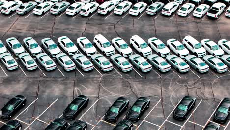 estacionamiento lleno de coches de la policía sin marcas tiro aéreo volando en 4k