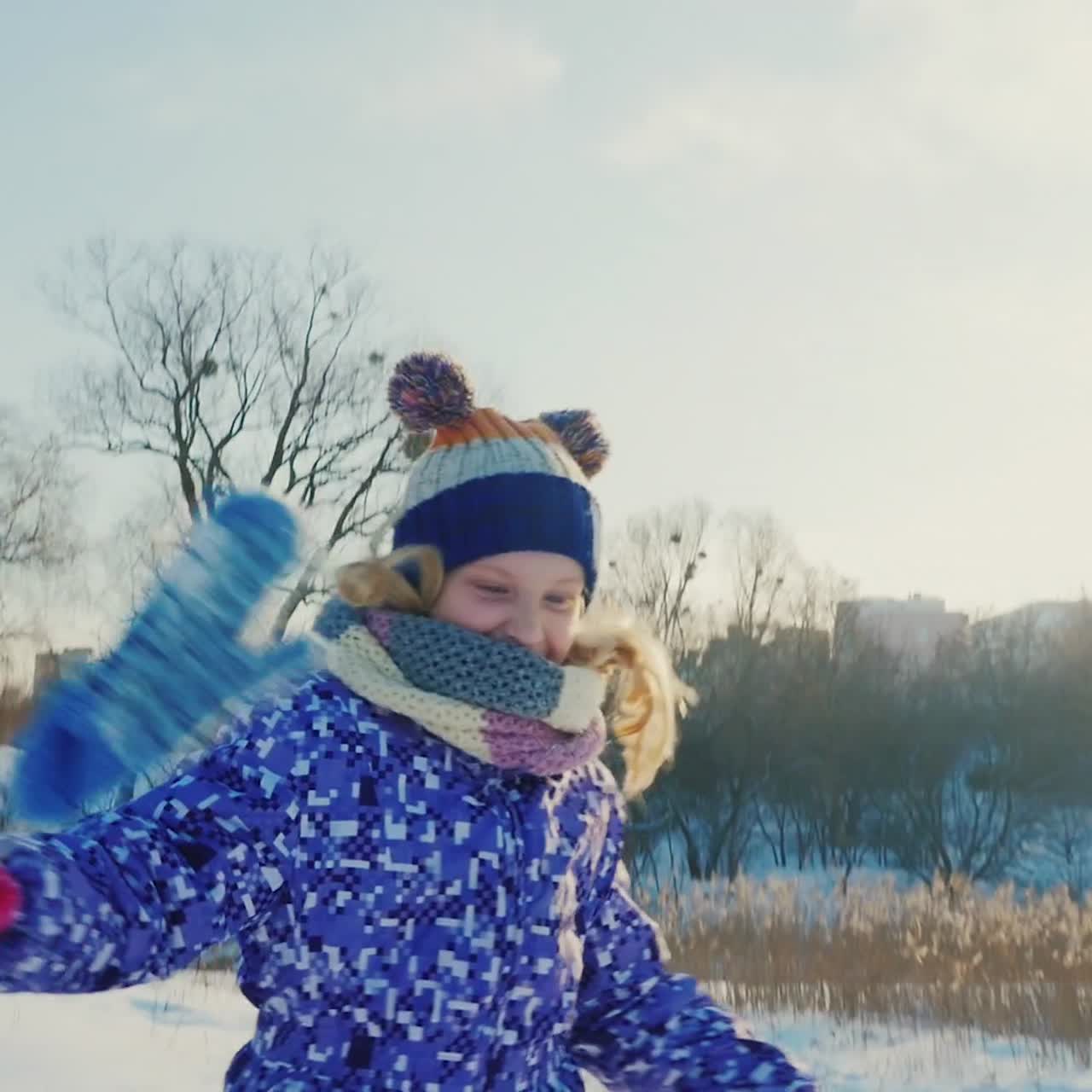 신선한 눈 위를 달리는 아이 1