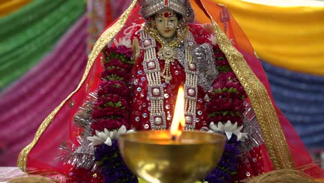 Lámpara-De-Latón-Encendida-Con-La-Diosa-Hindú-Durga-Mata-Ji-En-La-Celebración-De-Navratri-4