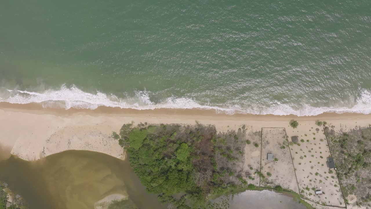 imágenes aéreas de arriba hacia abajo de la playa y las olas en sierra leona, áfrica