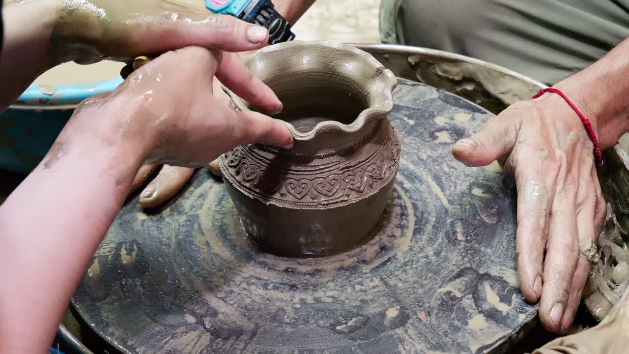 el alfarero crea una jarra en una rueda de cerámica