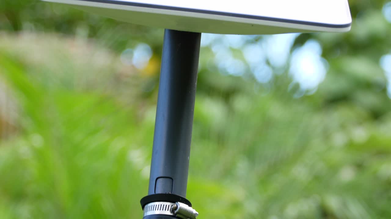 원주민 도마 ⁇  이 스타링크 위성 인터넷 수신기 접시 의 기둥 기둥 에 올라간다