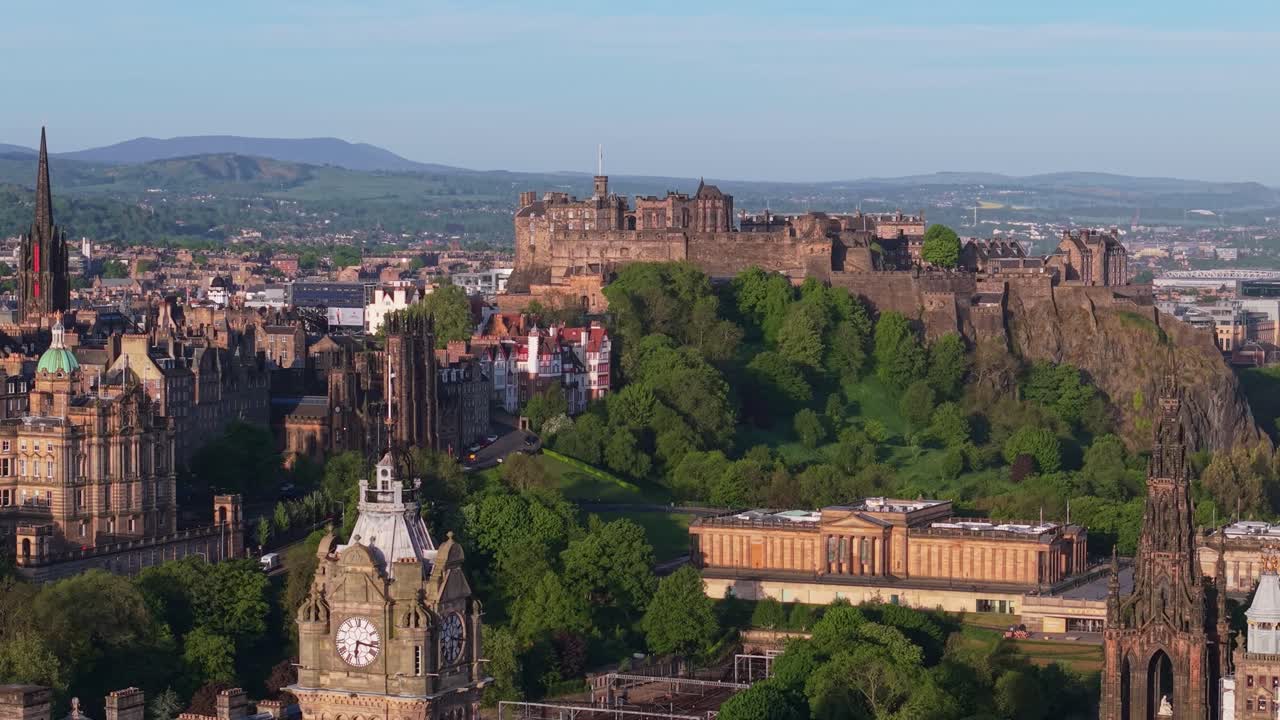 Drone captura o Castelo de Edimburgo e revela suavemente a National Gallery of Scotland, aninhada na paisagem urbana histórica