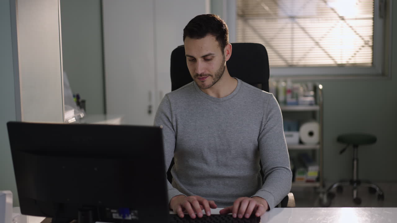 hombre trabajando en una computadora en una oficina