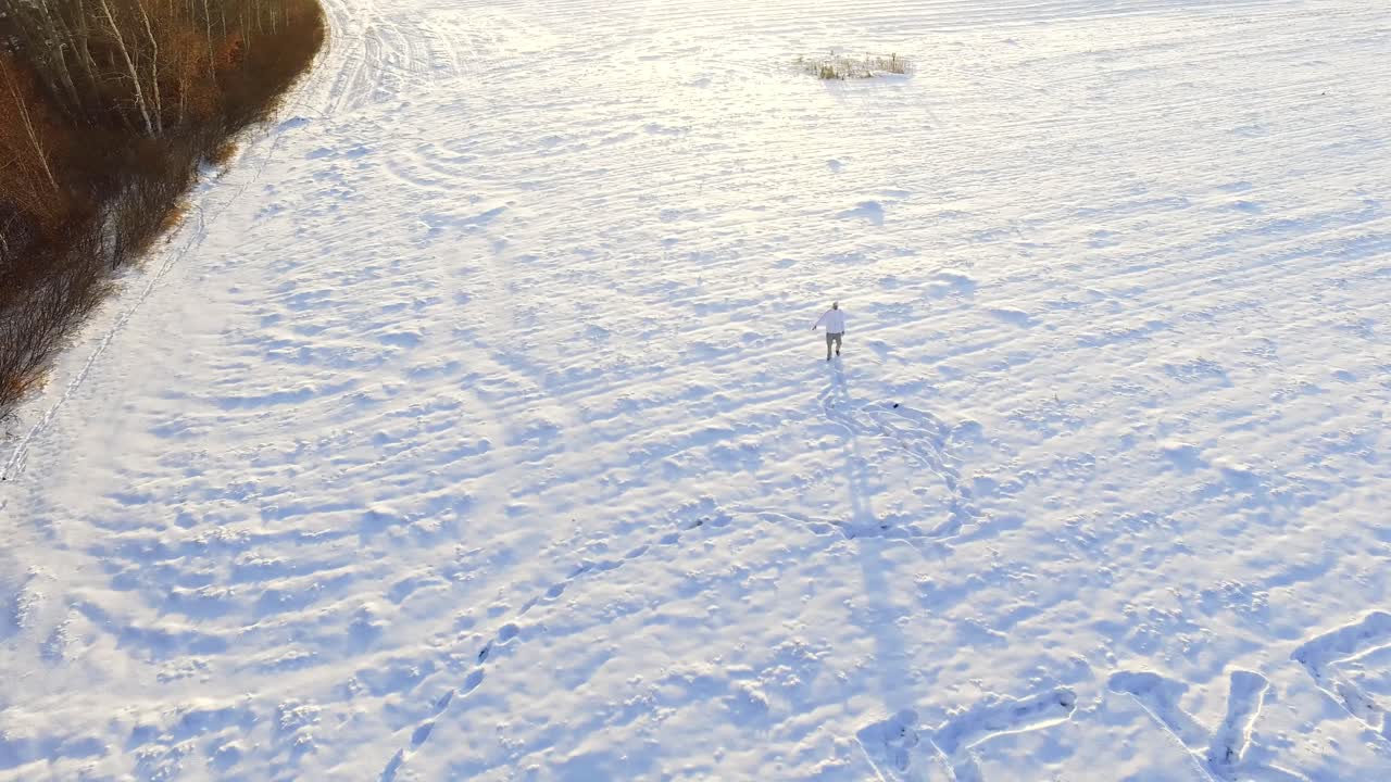 눈 인 들판 에서 고 있는 사람