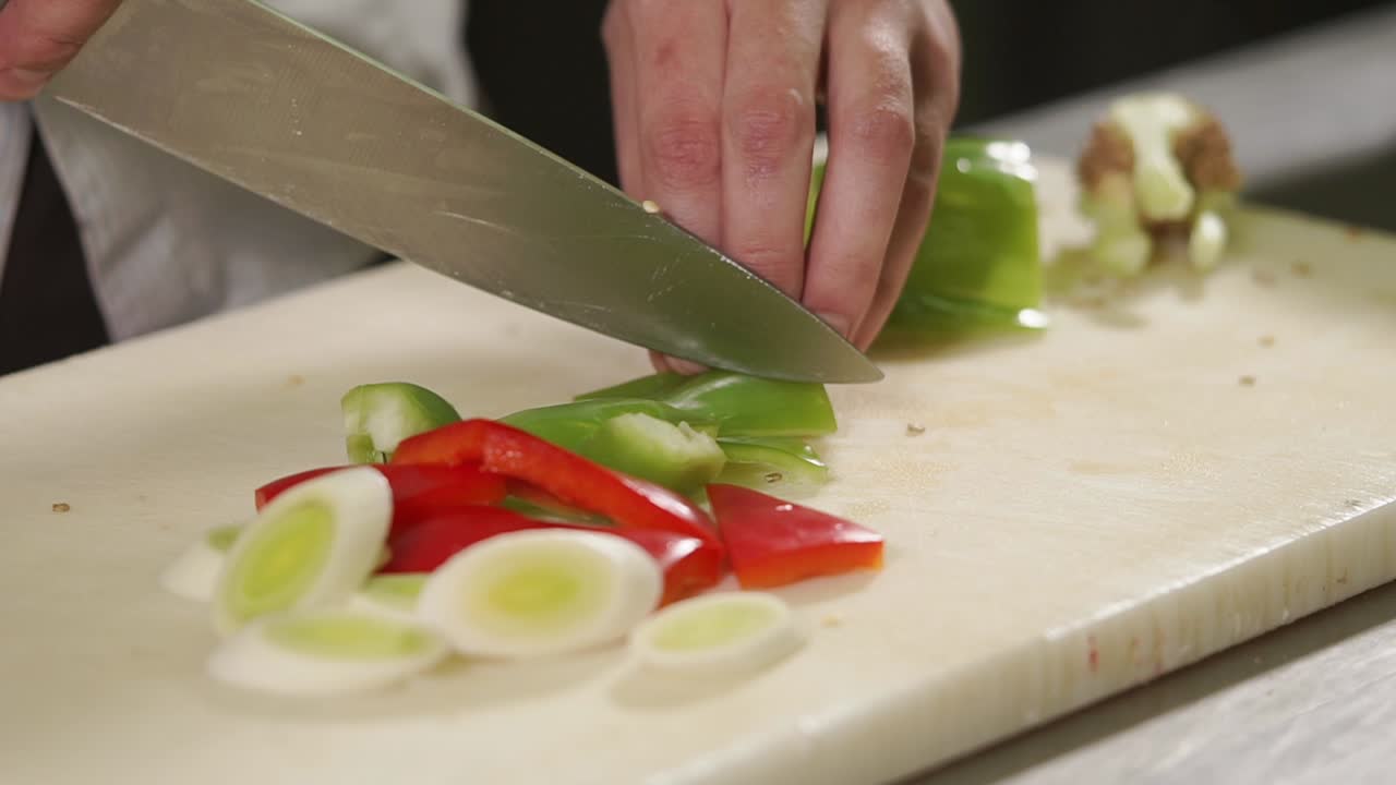 chef cortando verduras