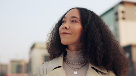 Pensamiento,-Sonrisa-Y-Una-Mujer-Negra-De-Negocios.