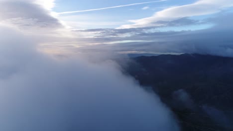 nubes de montaña épicas moviéndose en 4k