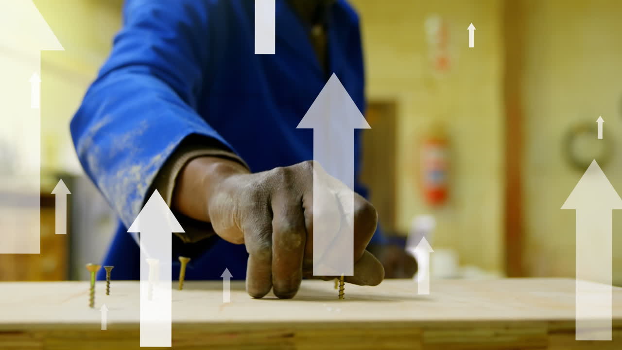 animación de flechas sobre hombre trabajador afroamericano en el almacén