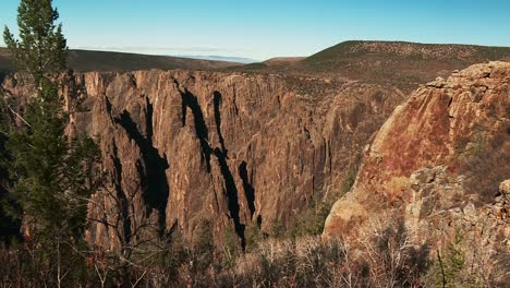 montañas escarpadas del cañón negro del parque nacional gunnison en el suroeste de colorado, estados unidos