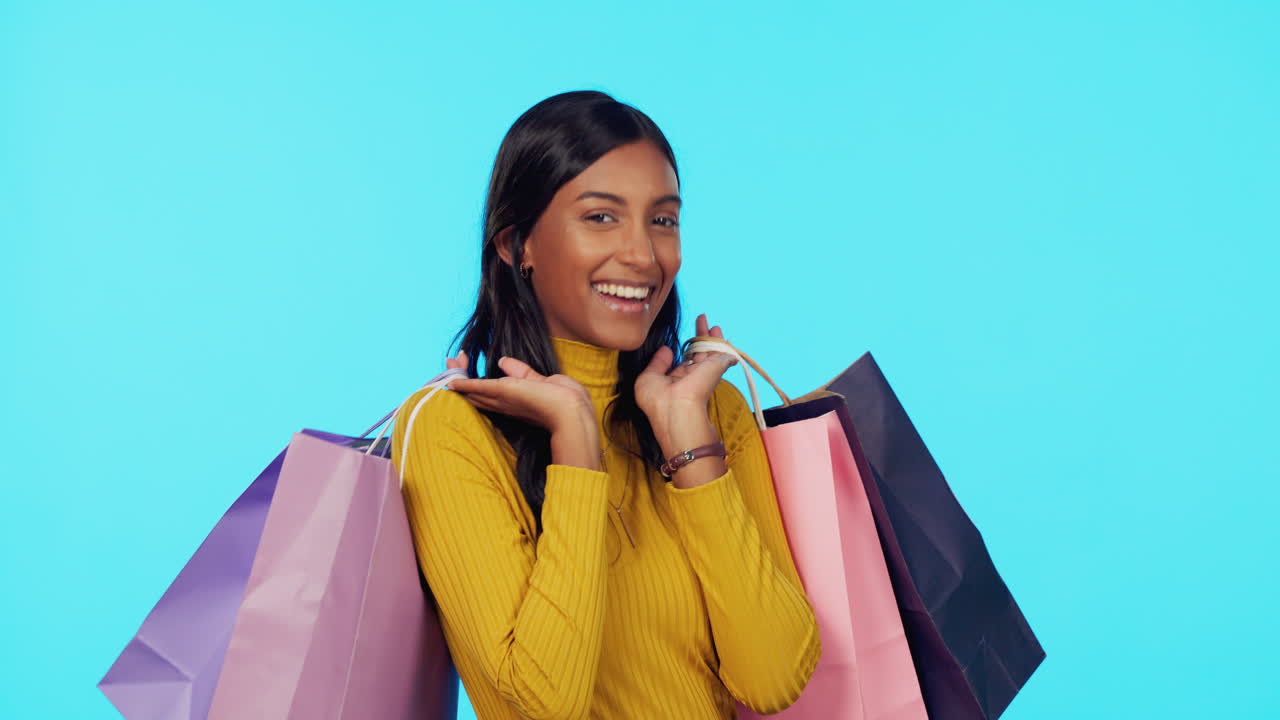 mujer feliz, bolsas de compras