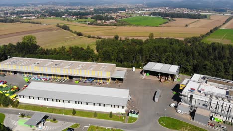 planta de reciclaje de plástico con contenedores de colores de diferentes contenedores desechados, vista aérea