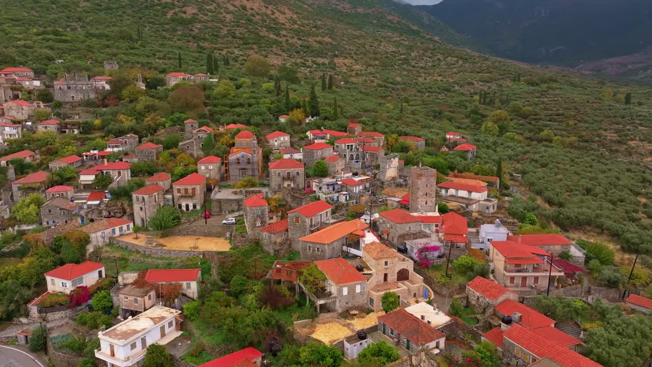 Pohled z dronu na tradiční vesnici v zeleni, Řecko.