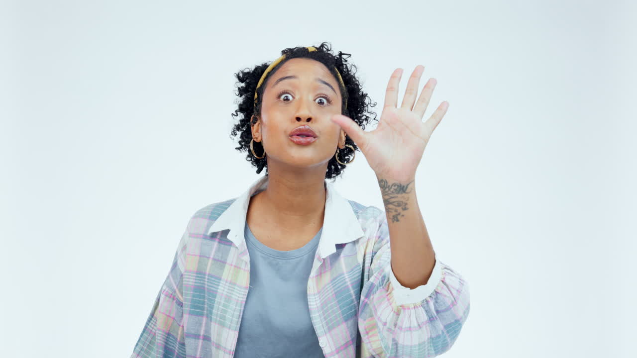 parada de mano, cara de mujer y sin dedo en el estudio