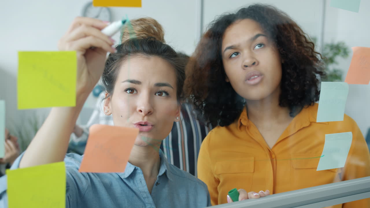 sesión de lluvia de ideas en equipo