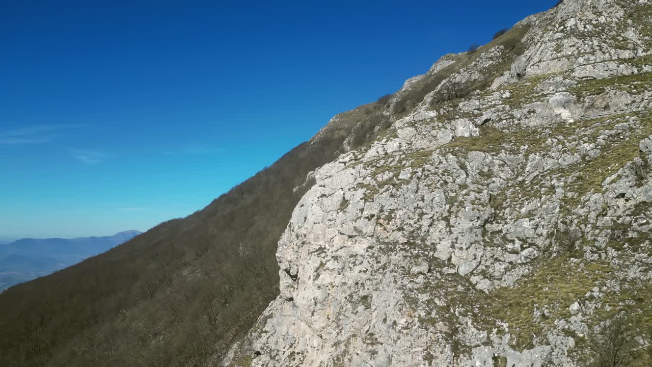 un hermoso drone filmado sobre la montaña de san vicente en los apeninos de la marcha de umbria