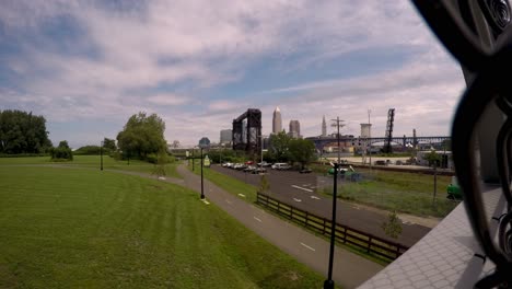 Centro-De-Cleveland,-Ohio-Desde-El-Puente-De-Metroparks-De-Whisky-Island-De-Wendy-Park