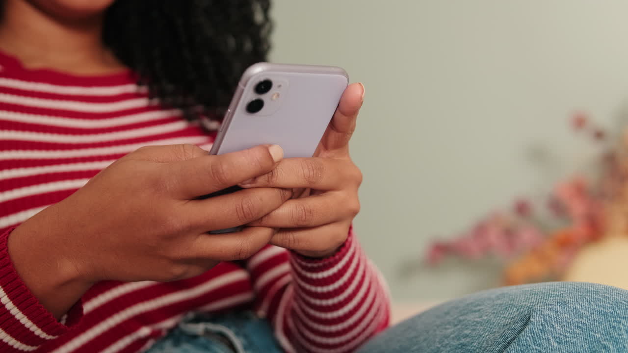 Primo piano di mani che scorrono e digitano su uno smartphone
