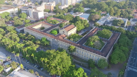 Luftaufnahmen-Von-UFRJ---Campus-Praia-Vermelha,-Einer-Universität-In-Rio-De-Janeiro-Im-Morgenlicht