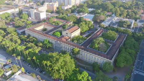 imágenes aéreas girando alrededor de la ufrj - campus praia vermelha, una universidad en río de janeiro a la luz de la mañana