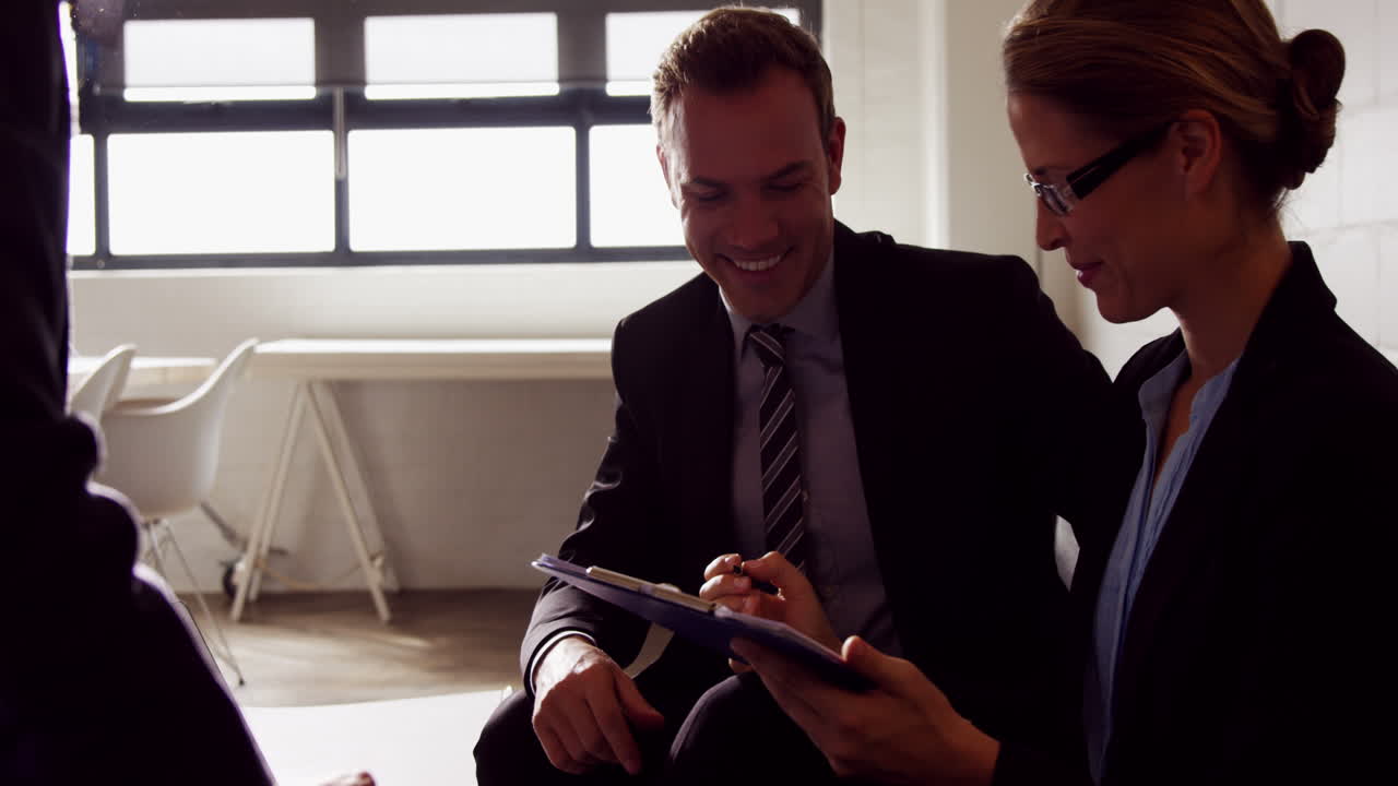 Professionisti sorridenti che si accordano