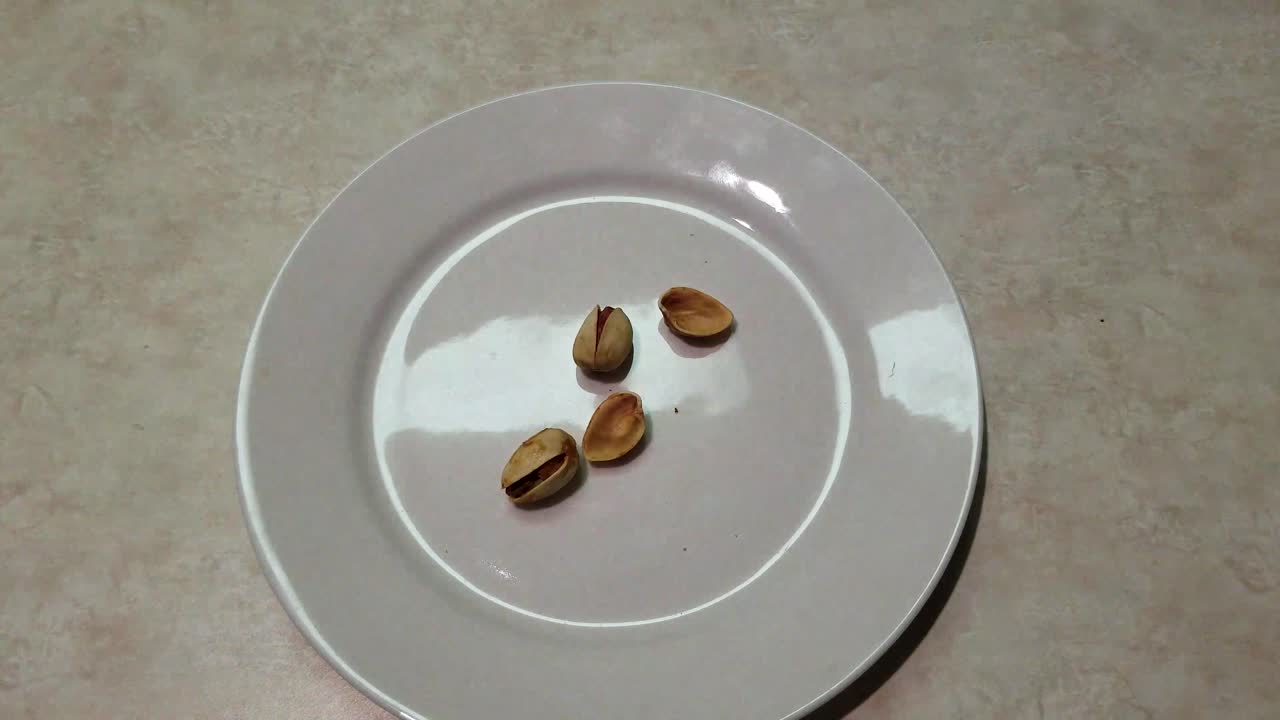 피스타치오 껍질 벗기기 및 먹기