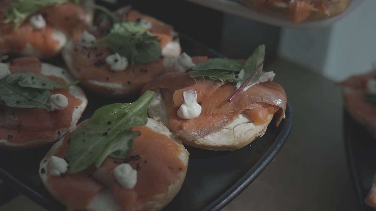 Antipasti di salmone appena preparati guarniti con verdure fresche