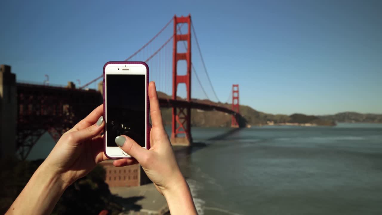 mujer fotografiando el puente golden gate, san francisco