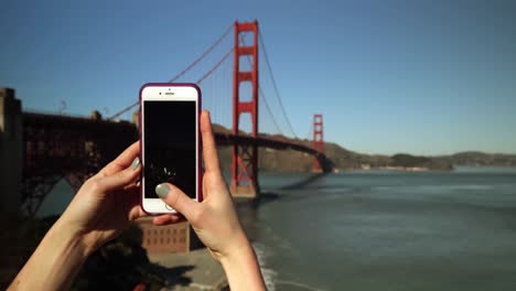 Frau-Fotografiert-Die-Golden-Gate-Bridge,-San-Francisco