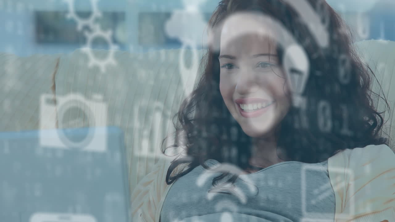 Animazione di icone digitali, rete di connessioni su donna incinta che usa il laptop a casa