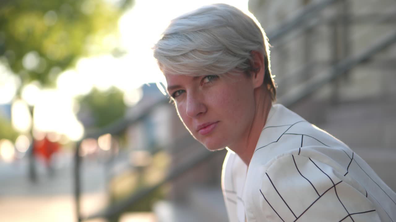 꽤 짧은 머리 금발 소녀 여자 앉아 슬픈 심각한 웃음에서 찾고 바보 장난이되는 얼굴 표정을 통해가는