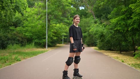 un adolescente haciendo patinaje en un parque
