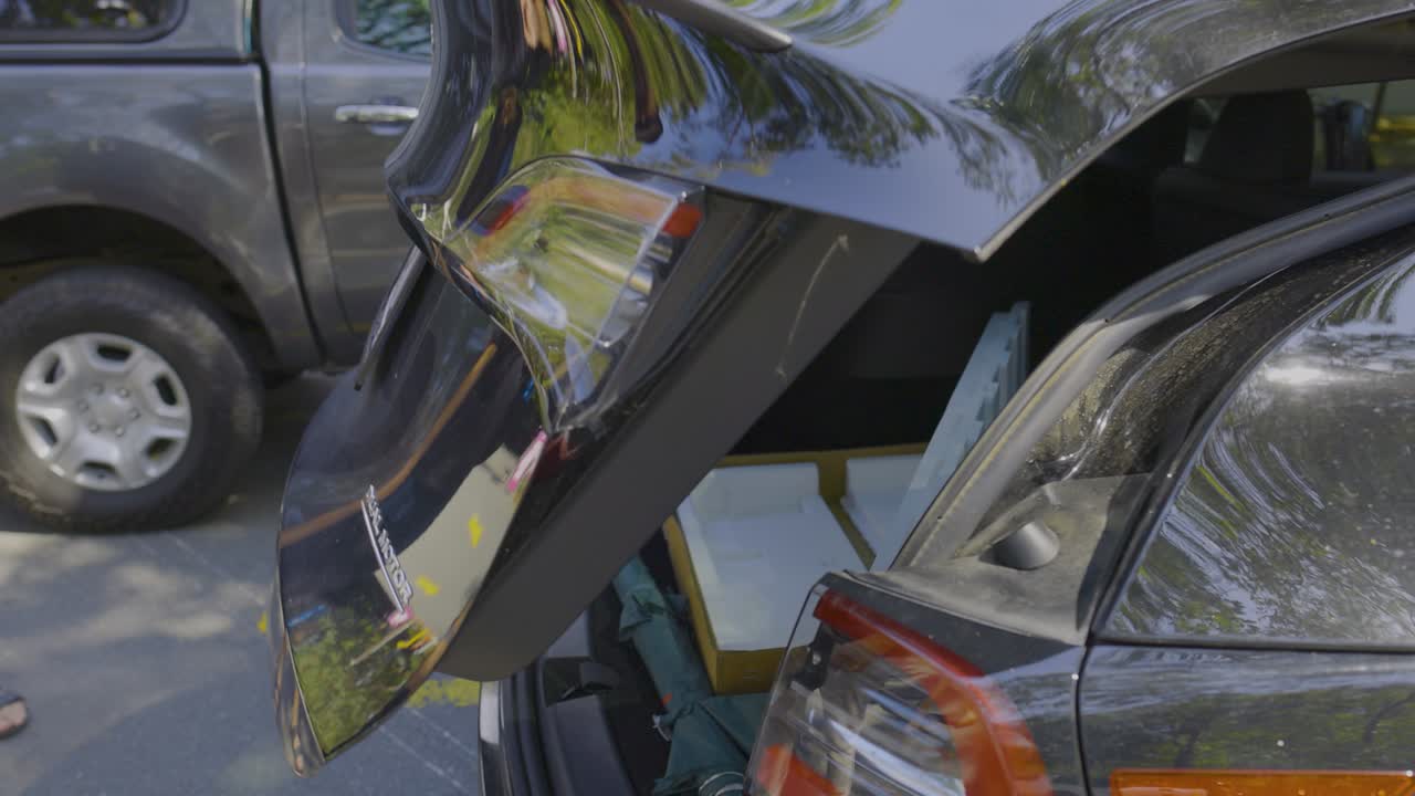 abertura del maletero de tesla en el estacionamiento