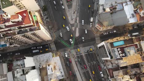 toma aérea de arriba hacia abajo que muestra la bifurcación de la carretera con tráfico rodeado de viejos rascacielos en buenos aires, argentina