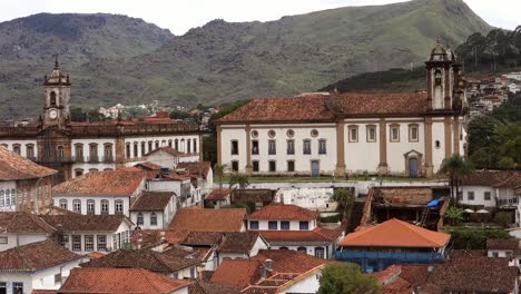 Die-Kirche-Nossa-Senhora-Do-Carmo-Und-Das-Gebäude-Des-Inconfidencia-Museums