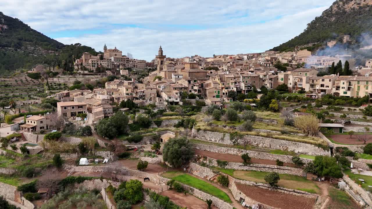el valle de esporles en la isla de la aldea de mallorca