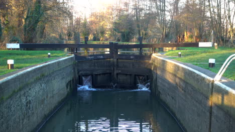 Geschlossene-Tore-An-Einer-Kanalschleuse-An-Einem-Sonnigen-Wintermorgen-In-England