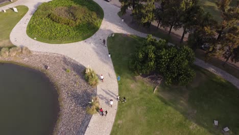 Gente-En-Bicicleta-Por-El-Lago-A-Través-Del-Parque-De-Palermo