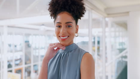 Sonrisa,-Cara-Y-Mujer-Negra-En-El-Edificio-De-Oficinas