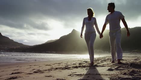 pareja madura juntos en la playa