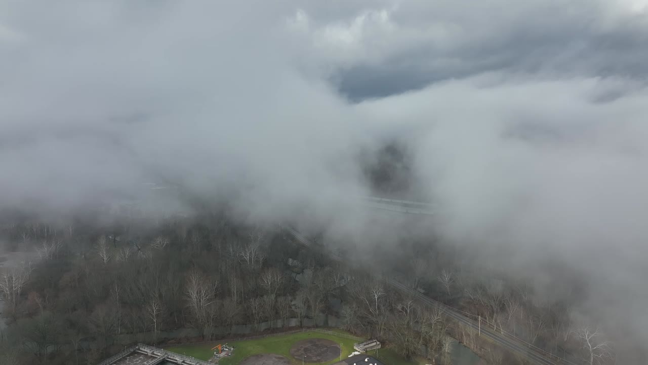 안개가 가득한 고속도로의 공중 사진
