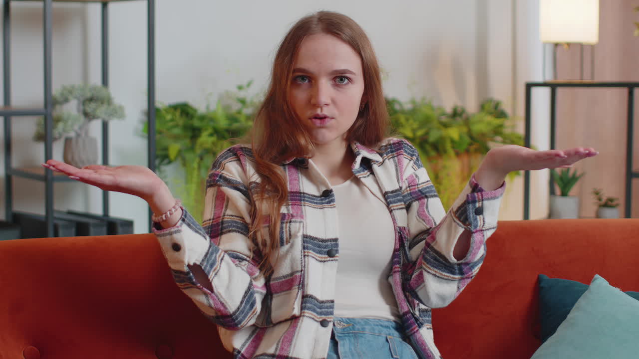 mujer confundida levantando las manos en expresión indignada, preguntando por qué, qué razón de fracaso en casa