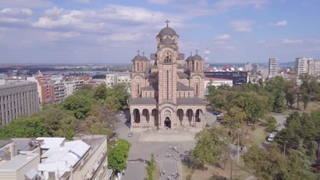 Increíble-Toma-Aérea-4k-De-Establecimiento-De-La-Iglesia-De-San-Marcos-En-El-Centro-De-La-Ciudad-De-Belgrado