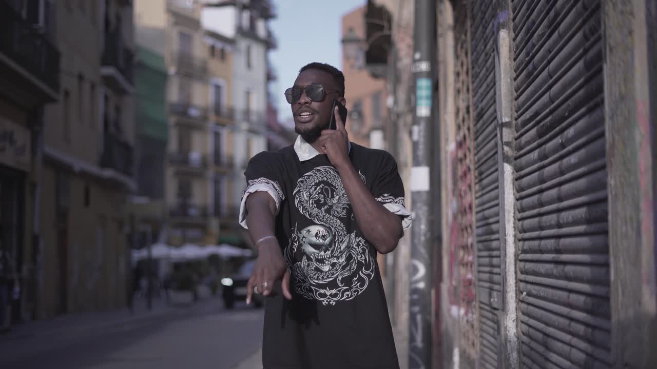 Uomo elegante per strada