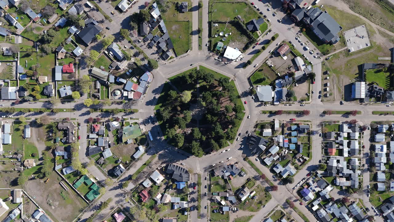 воздушные вершины вниз круглый городской парк в тревелин чубут, городские дороги, как видно сверху, патагонское местоположение, аргентина