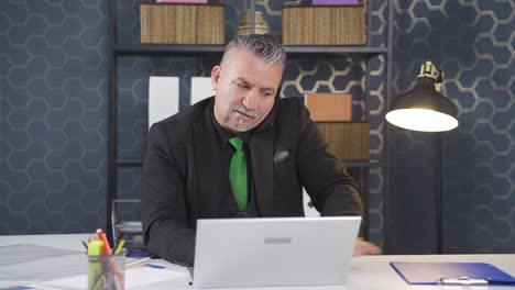 un hombre de negocios ocupado trabajando duro.