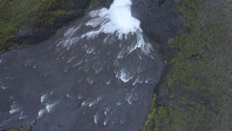 Schneller-Gebirgsfluss-Und-Wasserfall