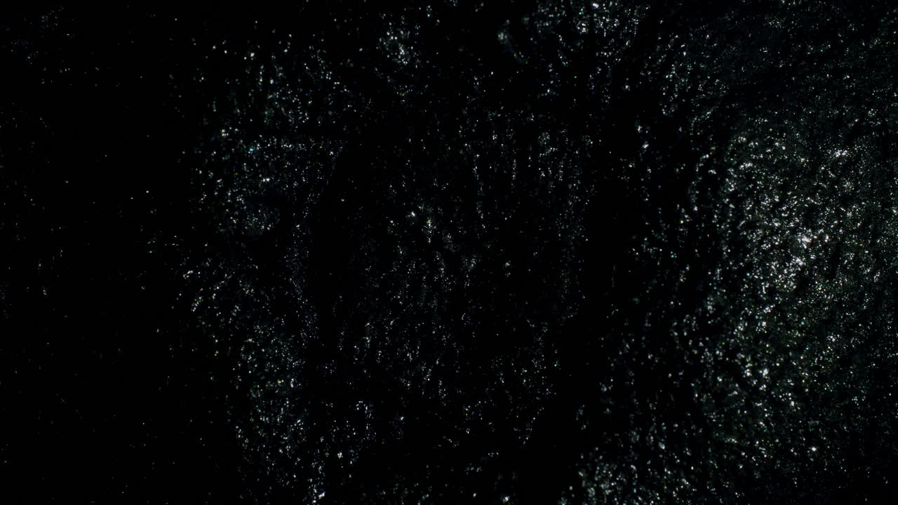 forma circular brillante de movimiento lento a medida que se mueve tanto hacia afuera como hacia adentro rápidamente al principio y luego lentamente, pareciendo un agujero negro